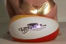 Emi beach ball bouncing.flv_snapshot_03.19_[2013.06.27_17.17.44].jpg