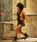 halle_berry-boob_slip_01.jpg
