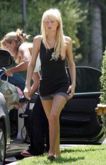 ParisHiltonCandid-UnknownHITW213.jpg
