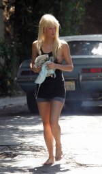 ParisHiltonCandid-UnknownHITW216.jpg