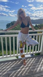 Maika-Monroe-Feet-6898609.jpg