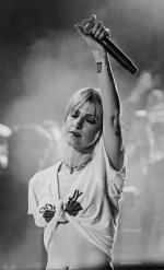 hayley-williams-v0-1xi6qjsk6w5f1.jpg