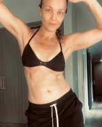 dina-meyer-v0-9tb9f04k3j6f1.jpg