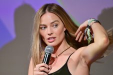 margot-robbie-v0-cjvv5hljmk9f1.jpg