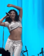 lorde-new-zealand-popstar-abs-v0-qb65vfeaei9f1.png