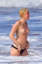 miley-cyrus-v0-zmj9eh8pghdf1.jpg