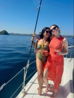 anna-kendrick-and-chrissie-fit-v0-8yhfjqyp9dif1.jpg