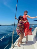 anna-kendrick-and-chrissie-fit-v0-6jb9n7xp9dif1.jpg