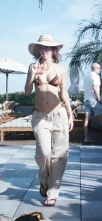 samara-weaving-v0-nbp5frpbr8mf1.jpg