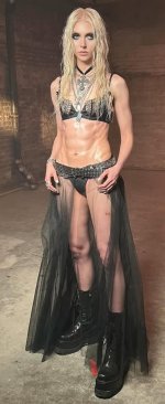 taylor-momsen-v0-yxdjq90070nf1.jpg