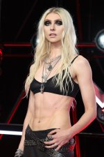 taylor-momsen-v0-33zlwjuwmynf1.jpg