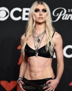 taylor-momsen-v0-2jbwbypwmynf1.jpg