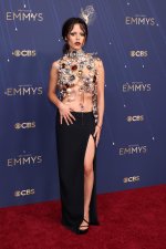 jenna-ortega-v0-ogdmzvuyt7pf1.jpg
