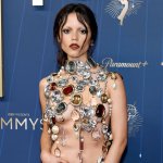 jenna-ortega-v0-900gixuyt7pf1.jpg