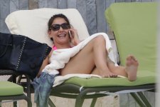 katie-holmes-v0-rvww8vag3dqf1.jpg