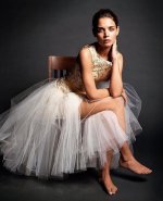 katie-holmes-v0-fe9l3xnh3dqf1.jpg