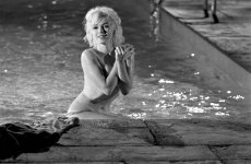 marilyn-monroe-on-the-set-of-somethings-got-to-give-1962-v0-g4qtnjxts2vf1.jpg