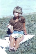 farrah-fawcett-from-the-late-1960s-and-1970s-v0-ti1pv3ohcnwf1.jpg