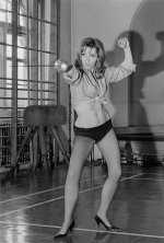 ingrid-pitt-1968-v0-rooh88x5luwf1.jpeg