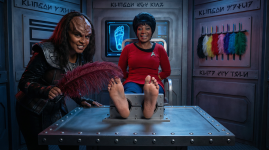 Uhura Female Klingon Maroon Feather.png