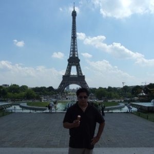 I'm eating ice cream at Trocadero, in front of the Eiffeltower in Paris.