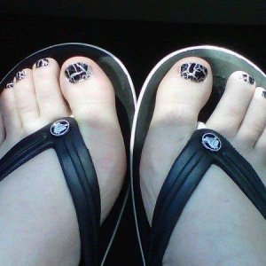 Crackle polish toes