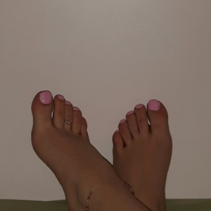 I have a thing for nylons, but I love how my bare toes look here ^.^