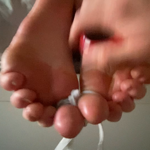 Feet tickle small hairbrush