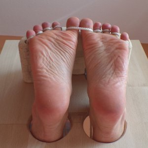 meine Füße im Pranger - my feet in stocks.jpg