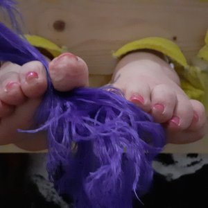 feather toes.jpg