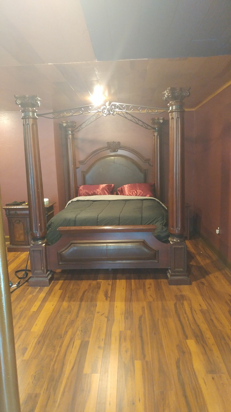 Another angle of four post bed.