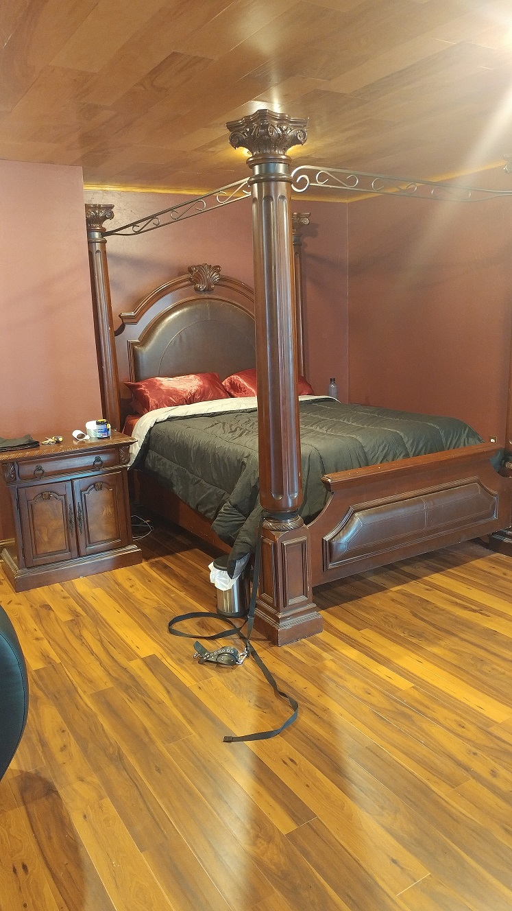 Four post bed.