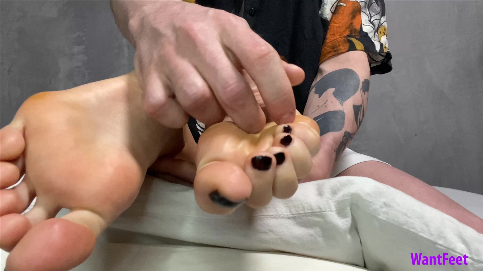 Lisa Barefoot Tickling 5