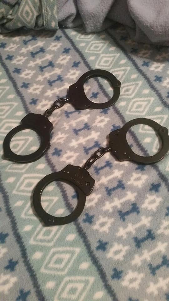 Steel cuffs the lee will never slip out of. Try.