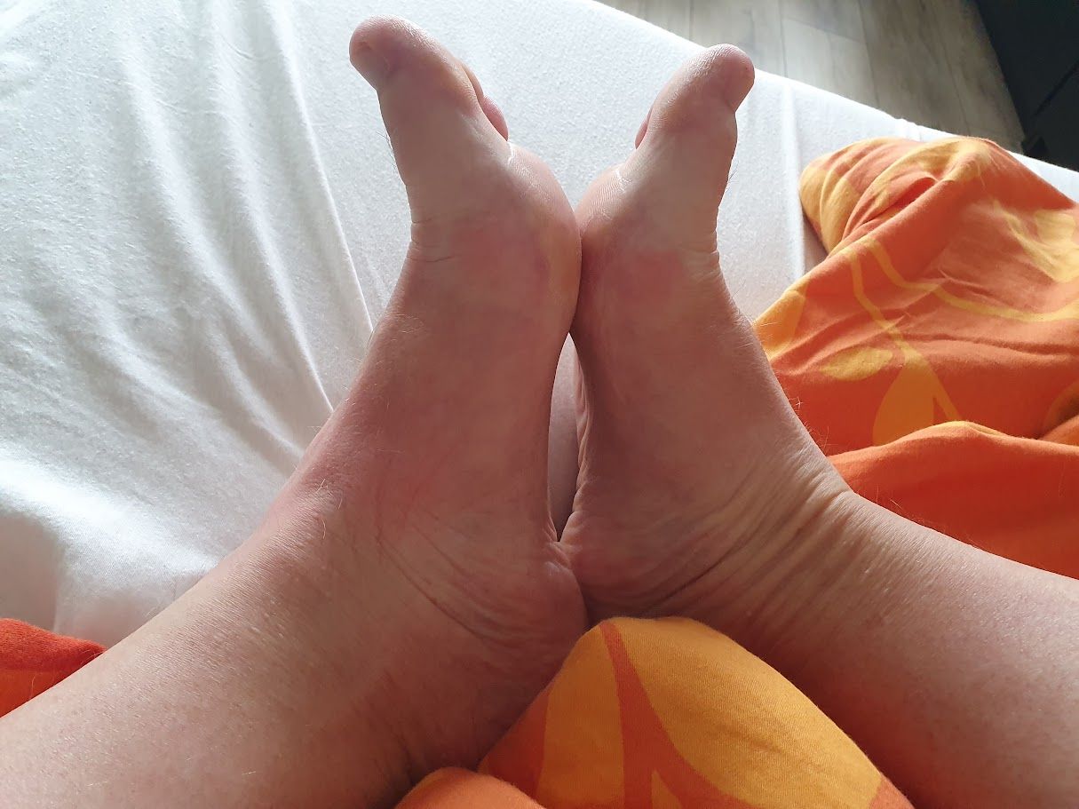 Tom_Feet_2.jpg