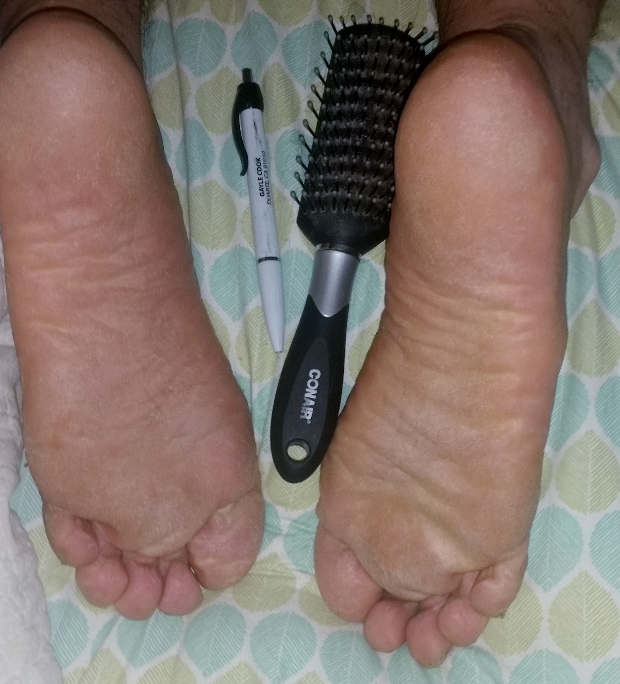 What do you think will tickle more, the pen or the brush ? Let's find out