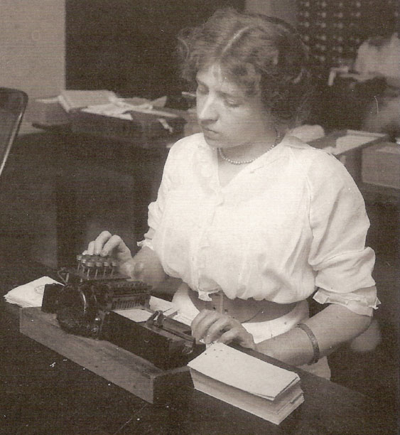 1920_Clerk_with_keypunch_Nat_Archives.JPG