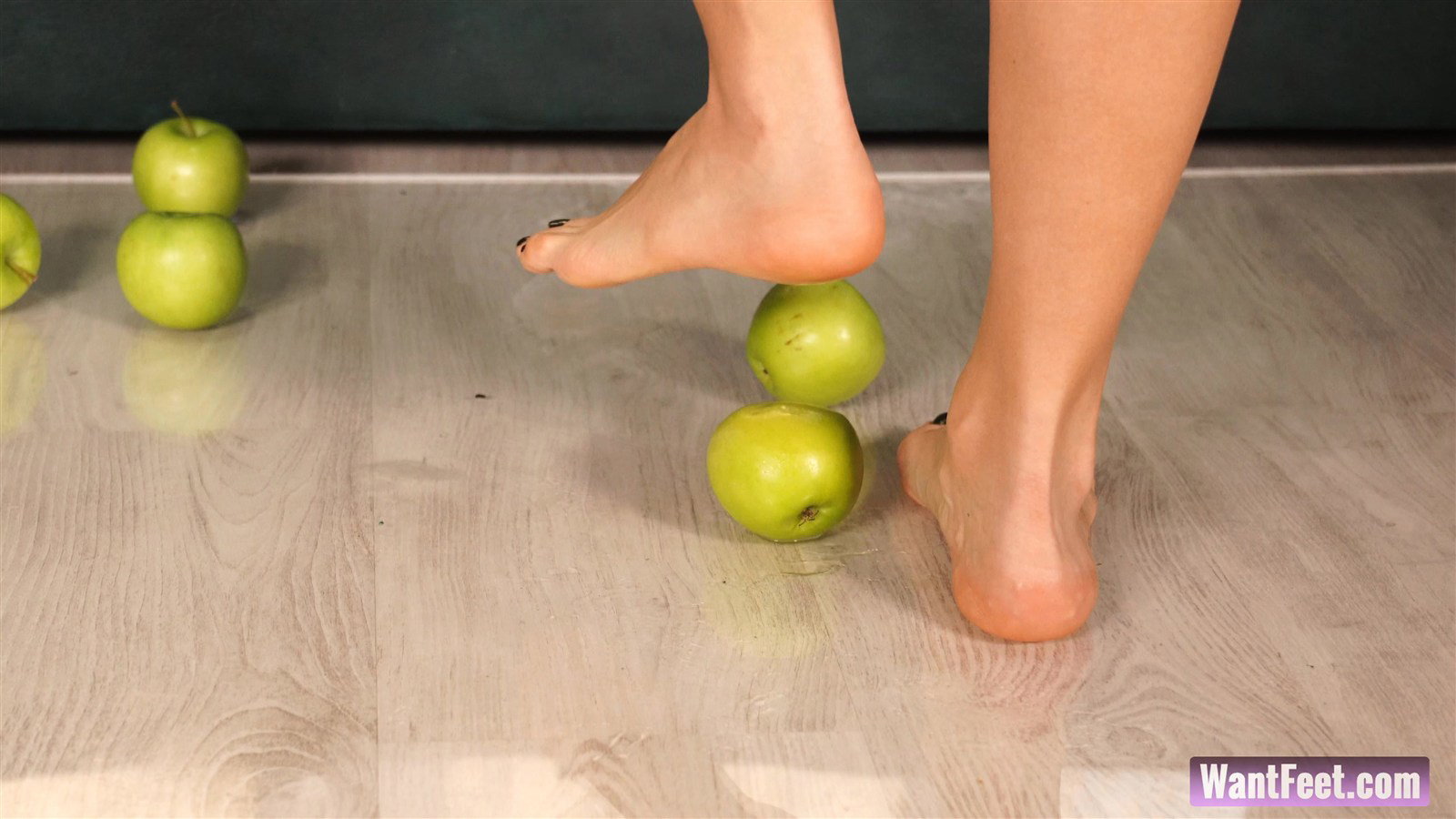 Apple-Crush-Juicy-Mess.jpg